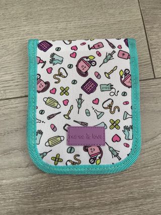 Nurse is Love Salva Bolsillos Enfermeria Aqua