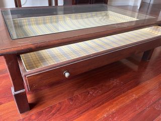 Mesa madera con cajón y encimera de cristal