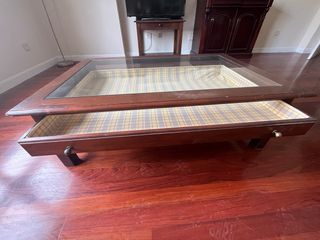 Mesa madera con cajón y encimera de cristal