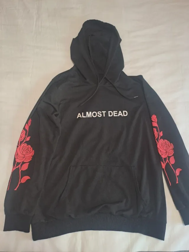 Sudadera Negra Almost Dead con Rosas Rojas
