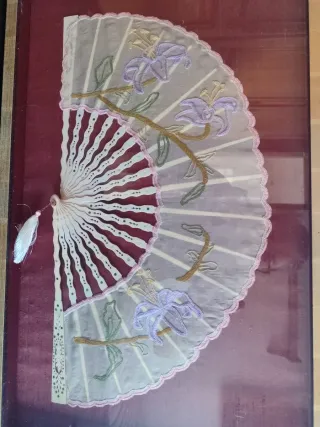 Abanico de encaje con flores moradas