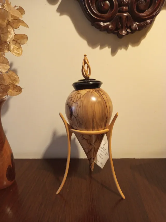 Urna de madera artesanal