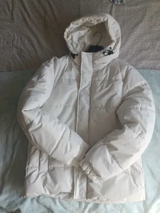 Cazadora acolchada blanca con capucha