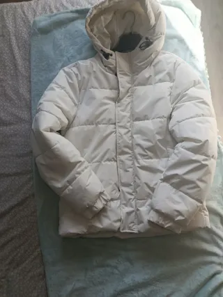 Cazadora acolchada blanca con capucha