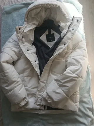 Cazadora acolchada blanca con capucha