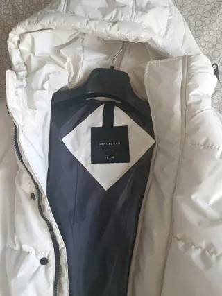 Cazadora acolchada blanca con capucha