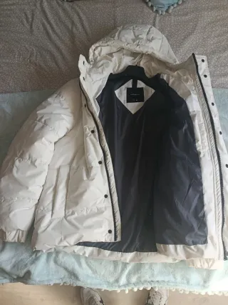 Cazadora acolchada blanca con capucha