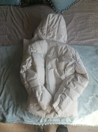 Cazadora acolchada blanca con capucha