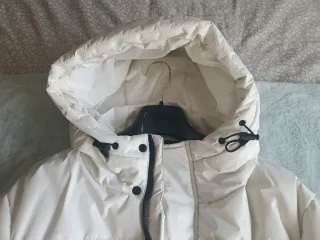 Cazadora acolchada blanca con capucha