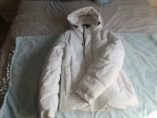 Cazadora acolchada blanca con capucha