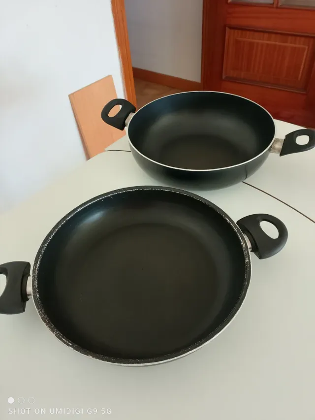 Cazuelas amplias con recubrimiento de teflón. 28cm