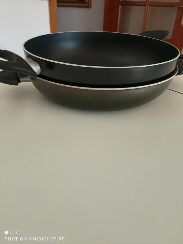 Cazuelas amplias con recubrimiento de teflón. 28cm