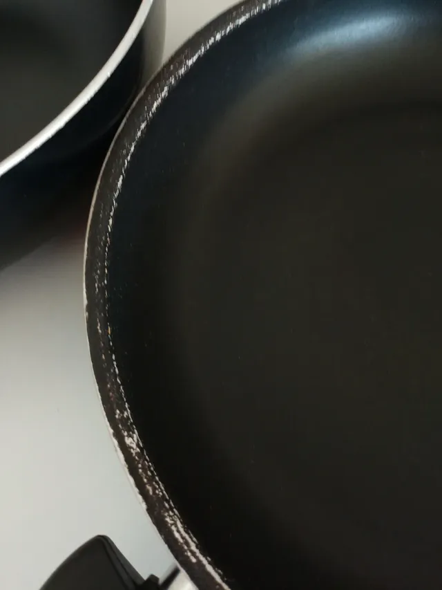 Cazuelas amplias con recubrimiento de teflón. 28cm