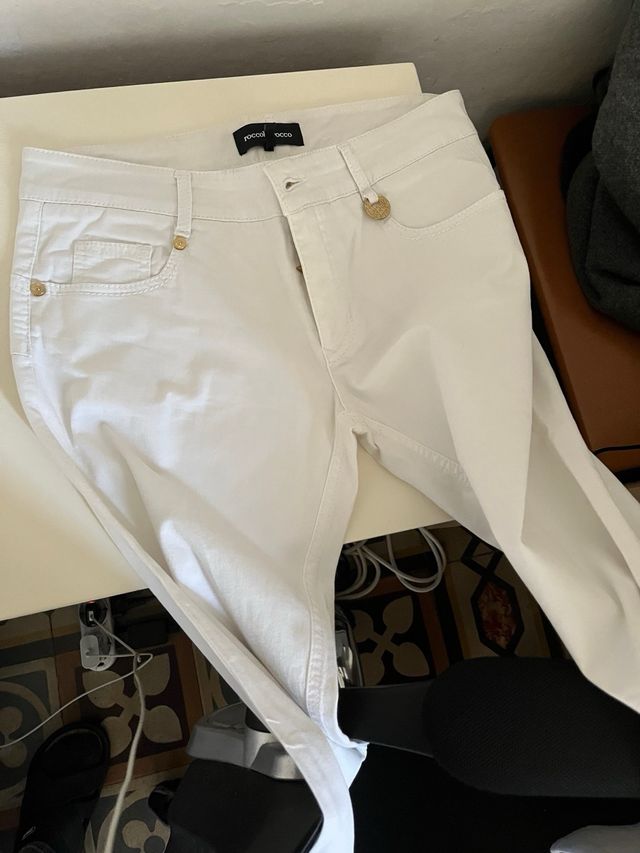 Jeans Donna blu e bianchi €45 l’uno