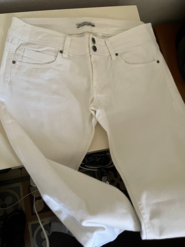 Jeans Donna blu e bianchi €45 l’uno