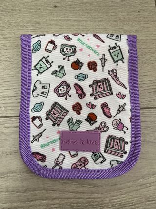 Nurse is Love Salva Bolsillos Enfermeria Lavanda