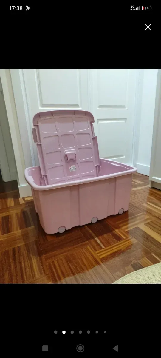 Caja de plástico rosa para guardar