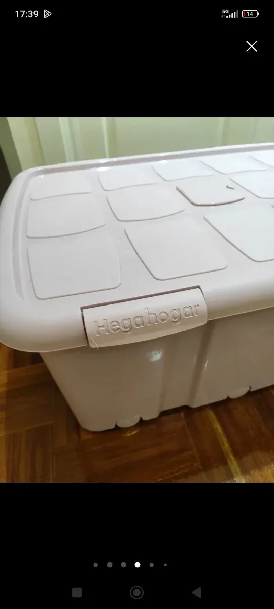 Caja de plástico rosa para guardar