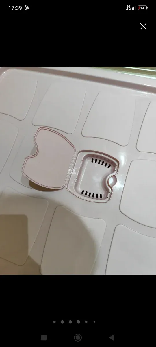 Caja de plástico rosa para guardar