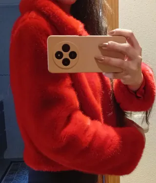 Chaquetón de pelo rojo