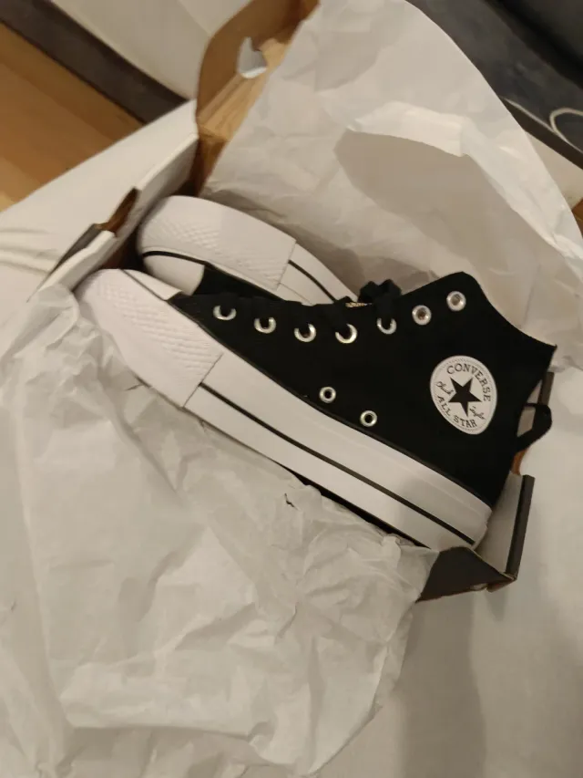 Zapatillas Converse Negras y Blancas