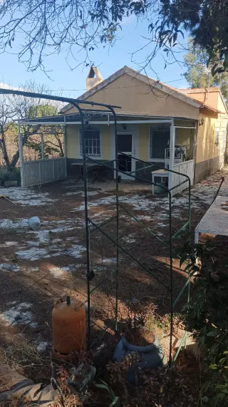 Casa de campo, piscina con jardín y parcela