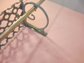 Perchero de pared metálico con diseño