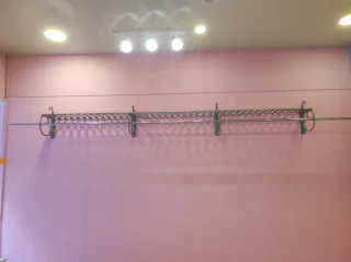 Perchero de pared metálico con diseño