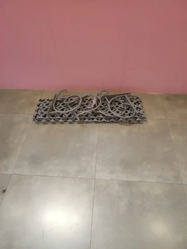 Perchero de pared metálico con diseño