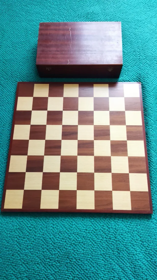 Tablero de ajedrez de madera y piezas grandes.