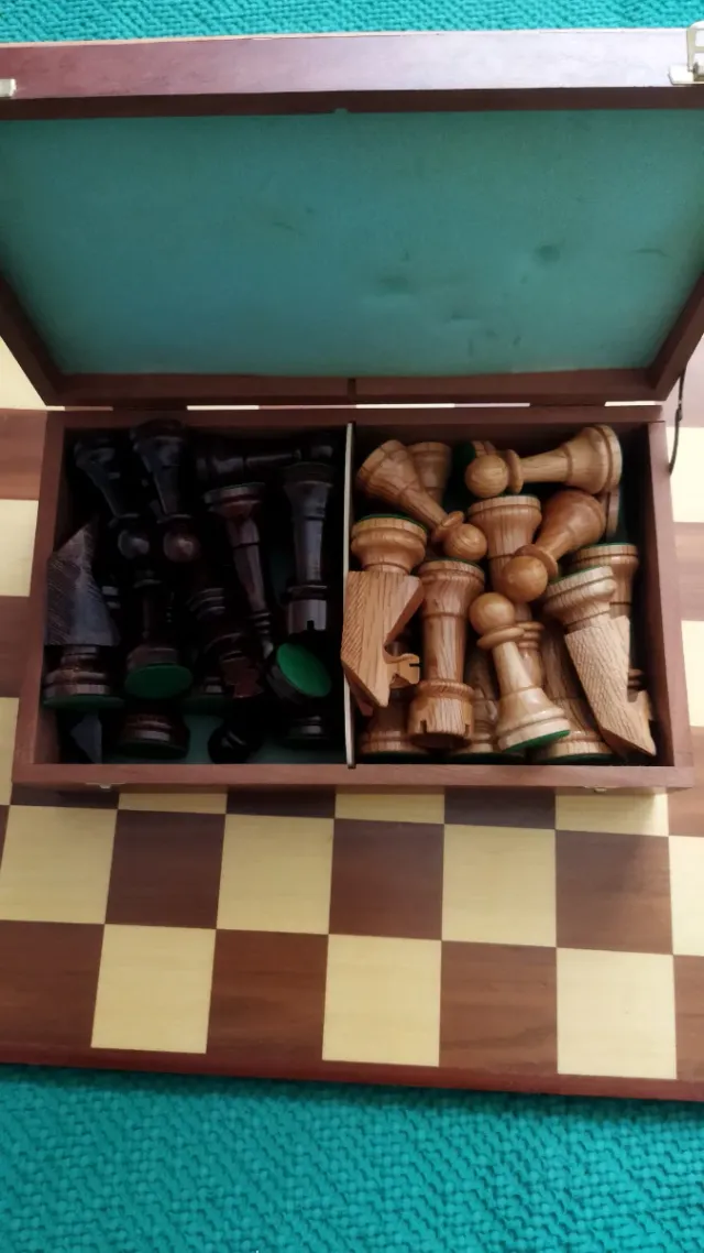 Tablero de ajedrez de madera y piezas grandes.