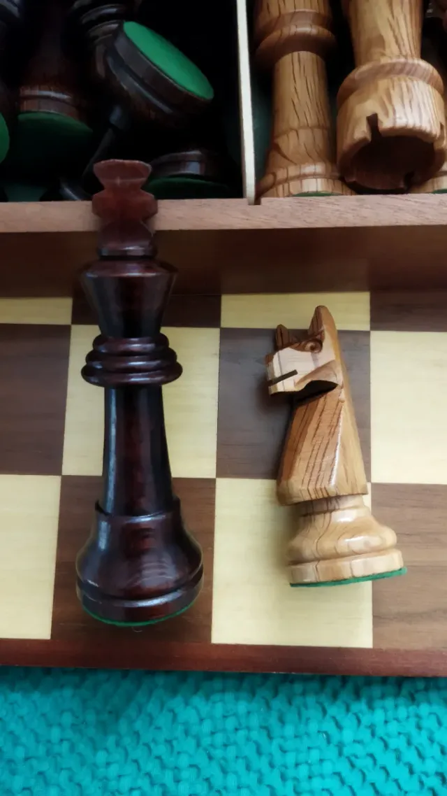 Tablero de ajedrez de madera y piezas grandes.