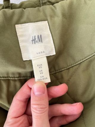 Parka verde acolchada con capucha