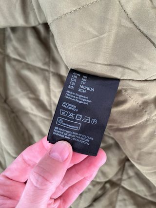 Parka verde acolchada con capucha