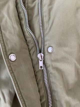 Parka verde acolchada con capucha