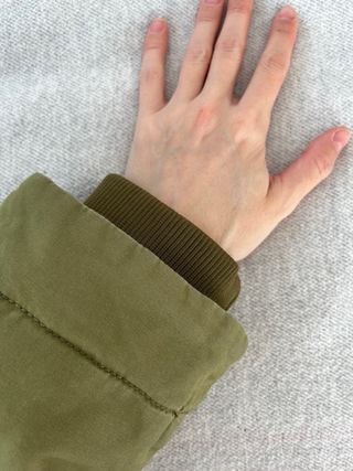 Parka verde acolchada con capucha