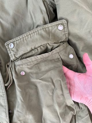 Parka verde acolchada con capucha