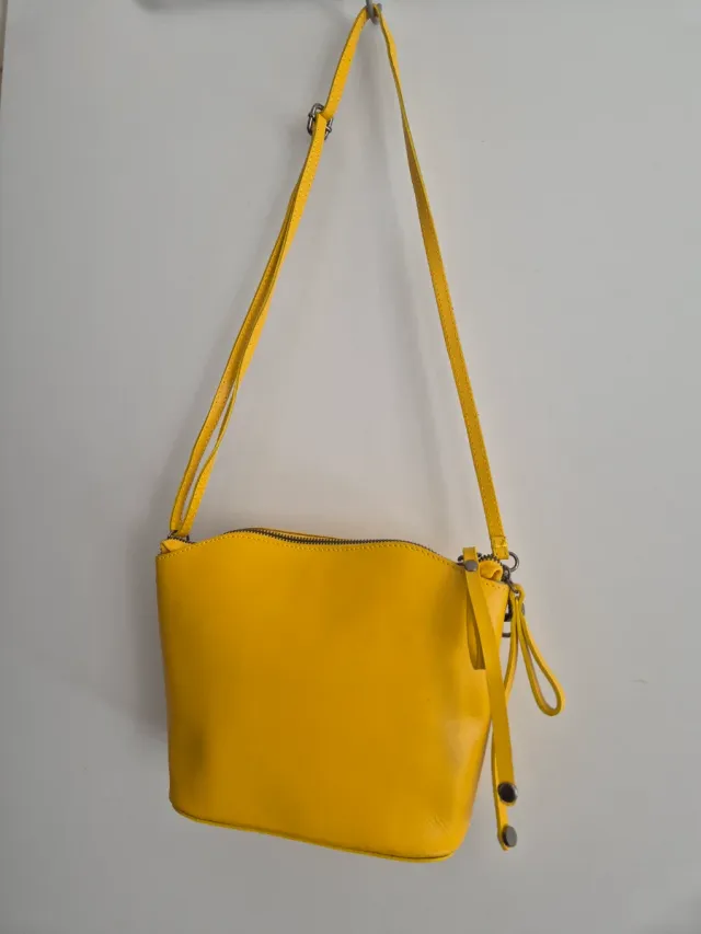 Bolso de piel amarillo