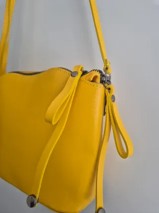 Bolso de piel amarillo