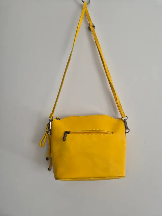 Bolso de piel amarillo