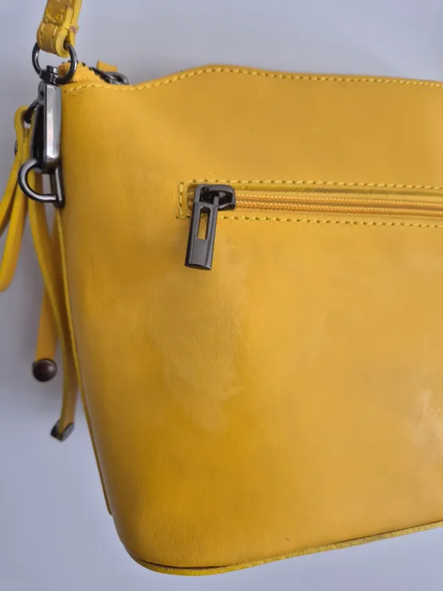 Bolso de piel amarillo