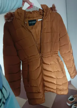 Chaquetón camel con capucha y pelo