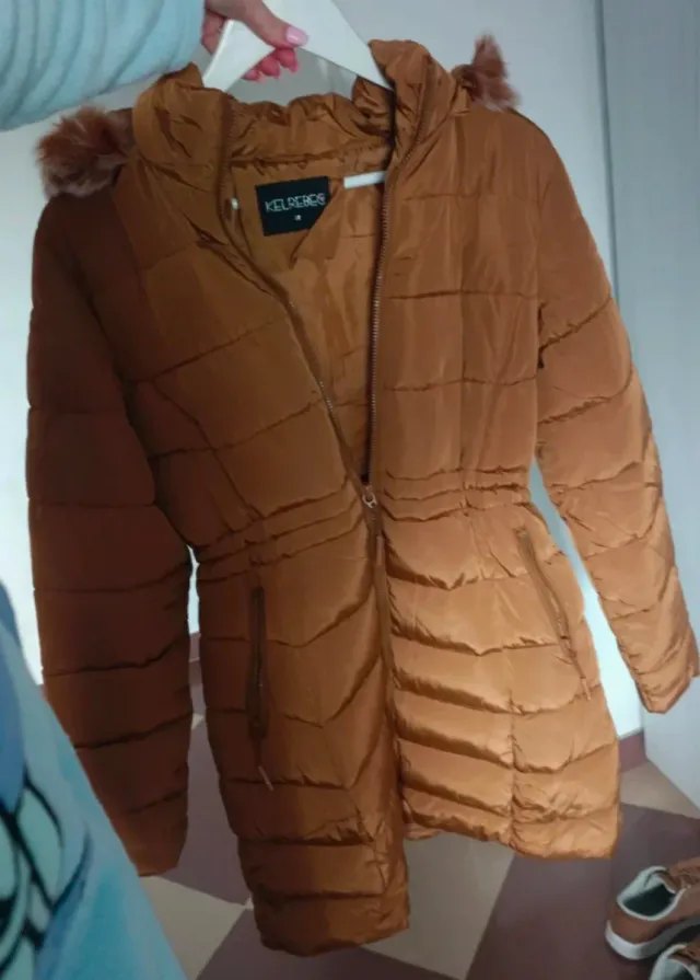 Chaquetón camel con capucha y pelo