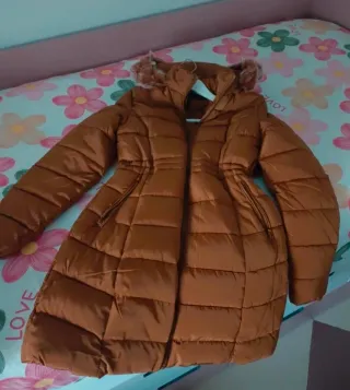 Chaquetón camel con capucha y pelo
