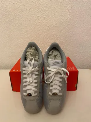 Nike Cortez Grises y Blancas
