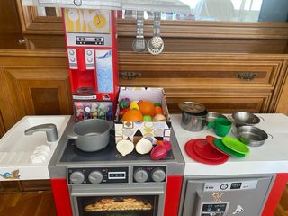 Cocinita de juguete con accesorios