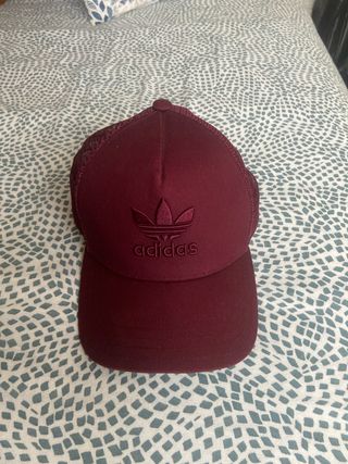Gorra Adidas con rejilla burdeos