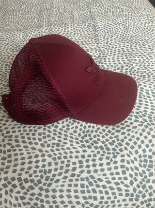 Gorra Adidas con rejilla burdeos