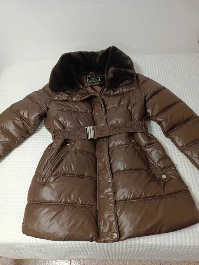 Chaqueta acolchada marrón con cinturón Talla M