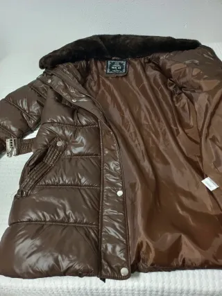 Chaqueta acolchada marrón con cinturón Talla M